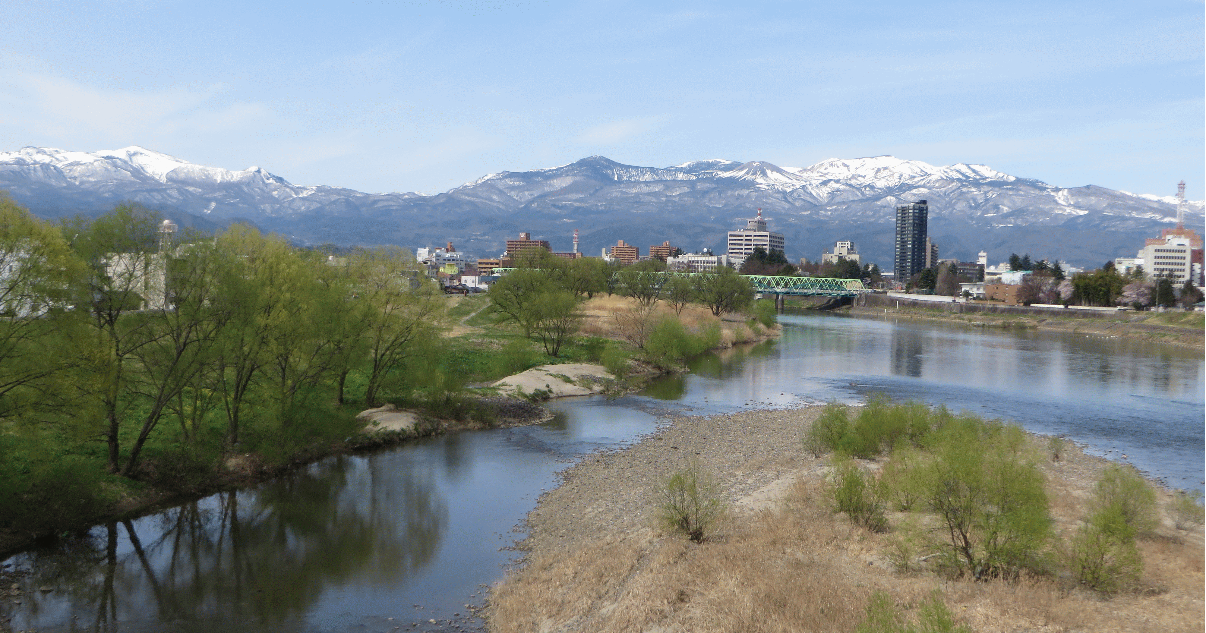 阿武隈川から見た福島市内